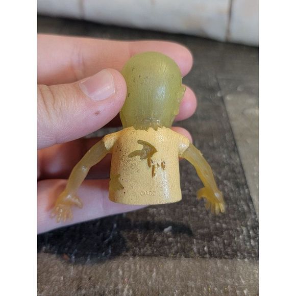 ACC glow dark finger puppet zombie guy toy figure - Picture 3 of 4